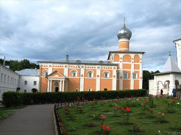 Монастырь вблизи В.Новгорода.